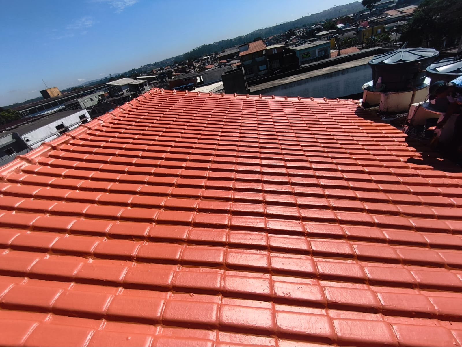 Telhado com telhas cerâmicas vermelhas pintadas e impermeabilizadas